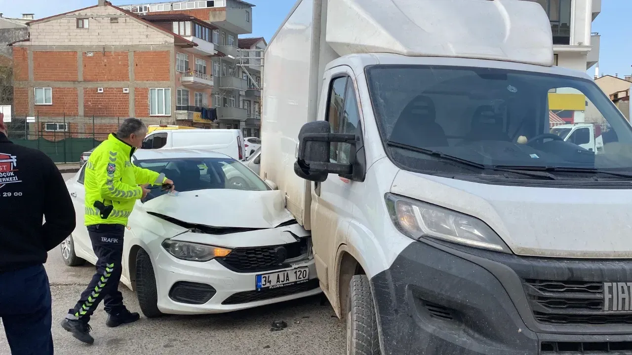 Çarpışma sonrası kamyonetin altına girdi!