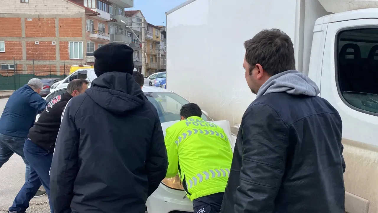 Çarpışma sonrası kamyonetin altına girdi!