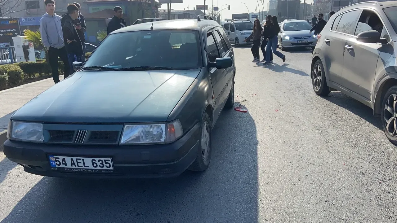Motosiklet otomobille çarpıştı