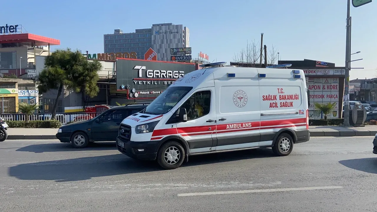 Motosiklet otomobille çarpıştı