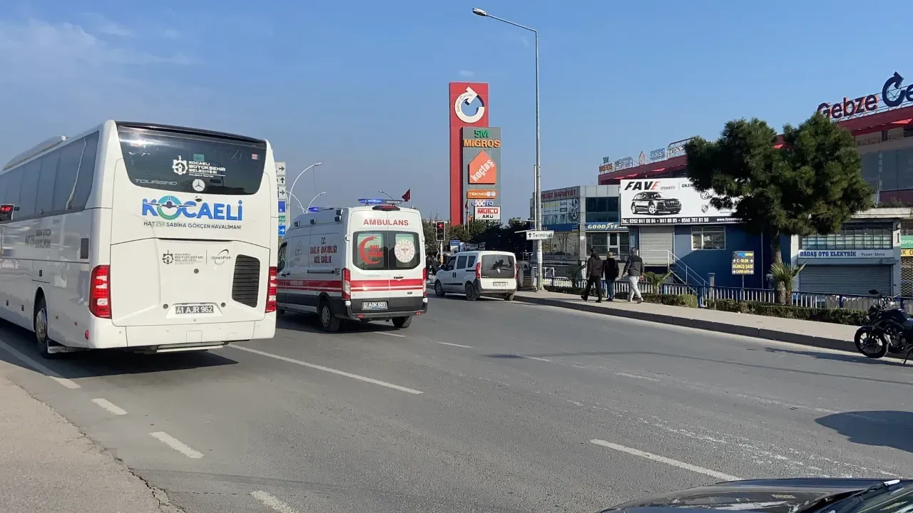 Motosiklet otomobille çarpıştı