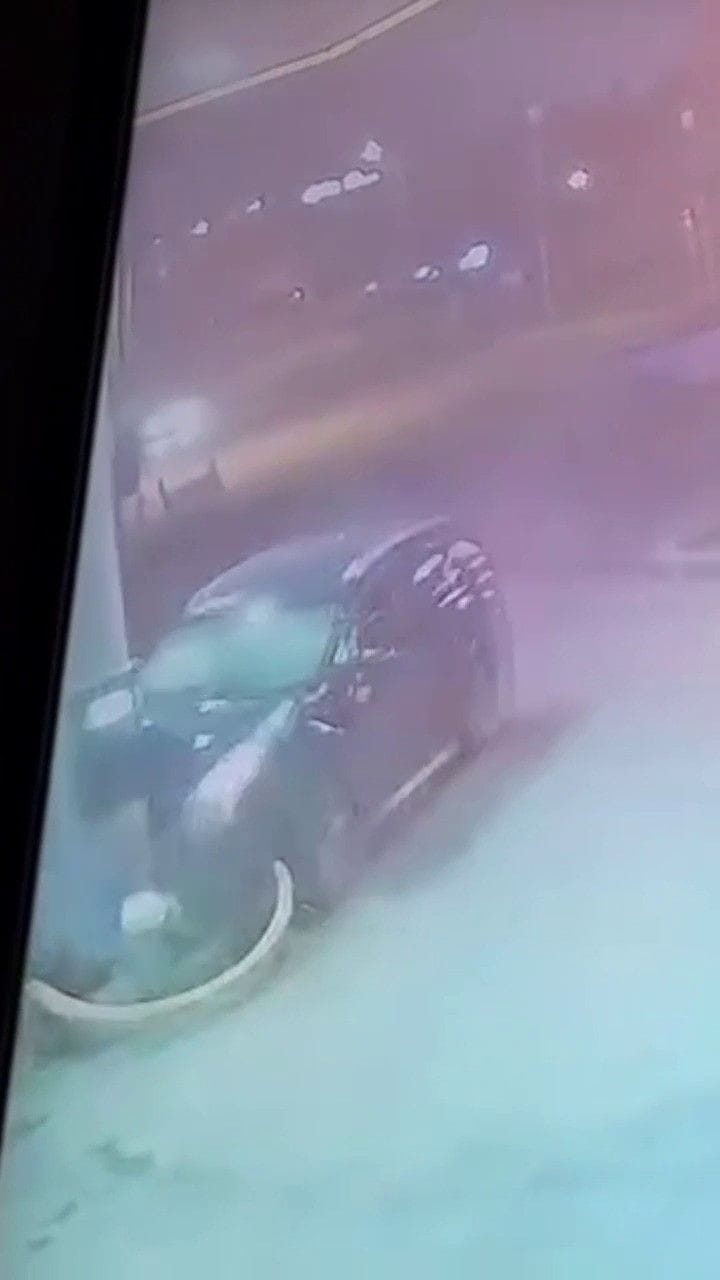 Körfez’de Kavşakta Çarpışan Araç, Benzin İstasyonuna Daldı