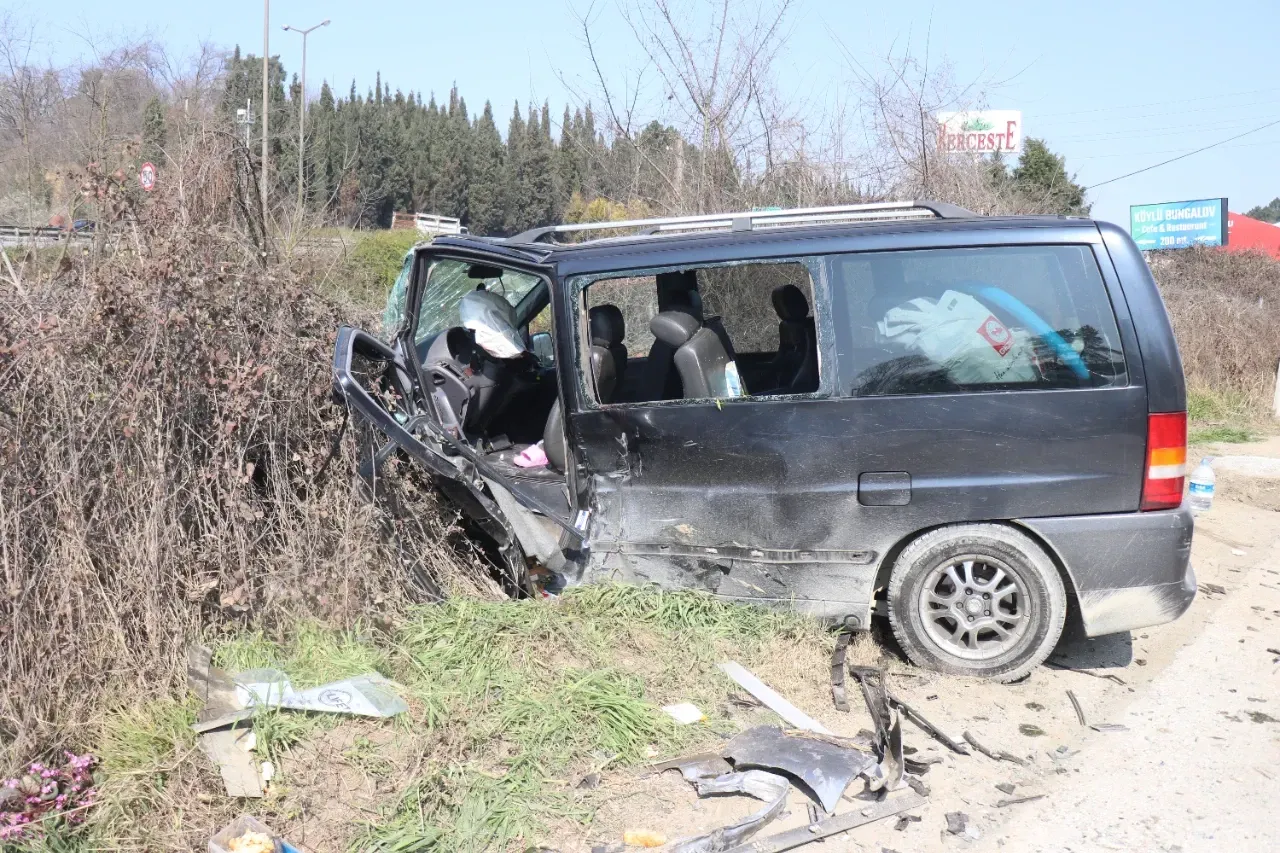 Sapanca'da çok feci kaza! 5'i çocuk 10 yaralı