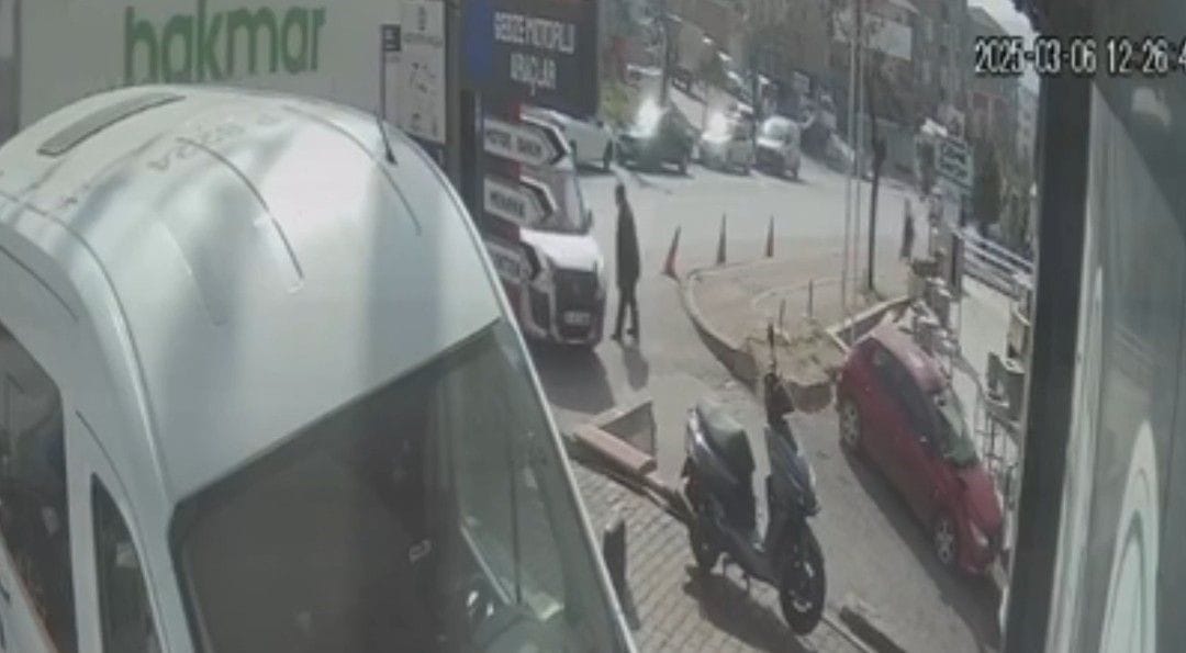 Gebze’de Feci Kaza: Kamyonla Çarpışan Araç Yayaya Çarptı, Bir Kişi Hayatını Kaybetti