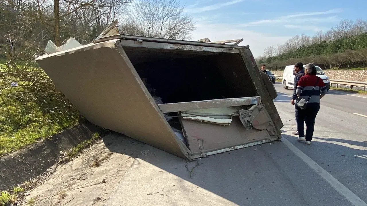 Kocaeli'de Kontrolden Çıkan Kamyonet, Ağaçları Devirerek Yoldan Çıktı