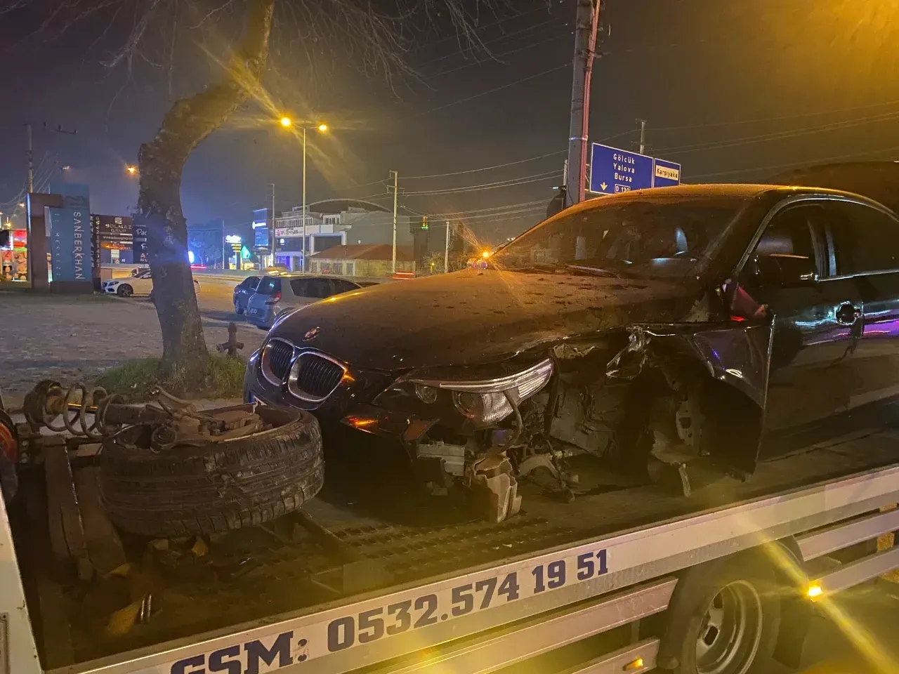 Kocaeli’de Kontrolden Çıkan Otomobil Aydınlatma Direğine Çarptı