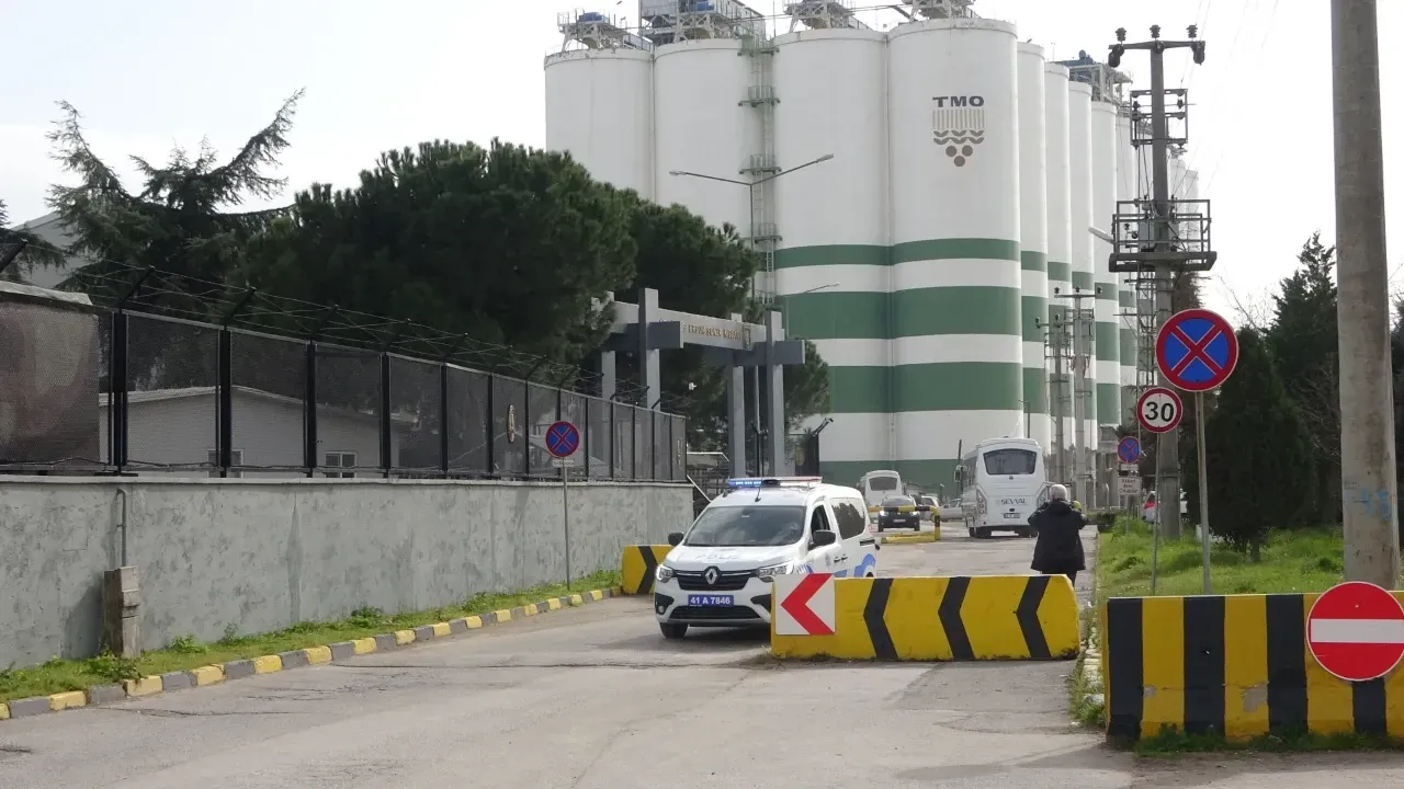 Kocaeli'de TMO'da çıkan yangın ekipleri harekete geçirdi