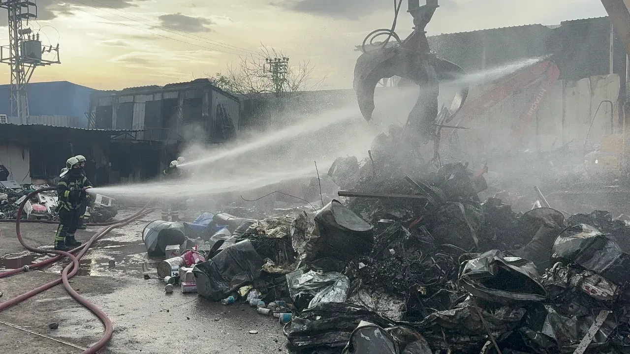 Gebze'de Hurdalık Alanda Yangın: Dumanlar Gökyüzünü Siyahla Boyadı