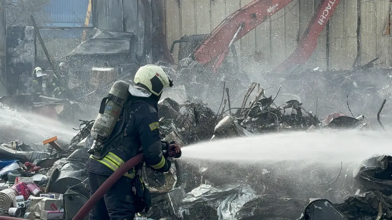 Gebze'de Hurdalık Alanda Yangın: Dumanlar Gökyüzünü Siyahla Boyadı