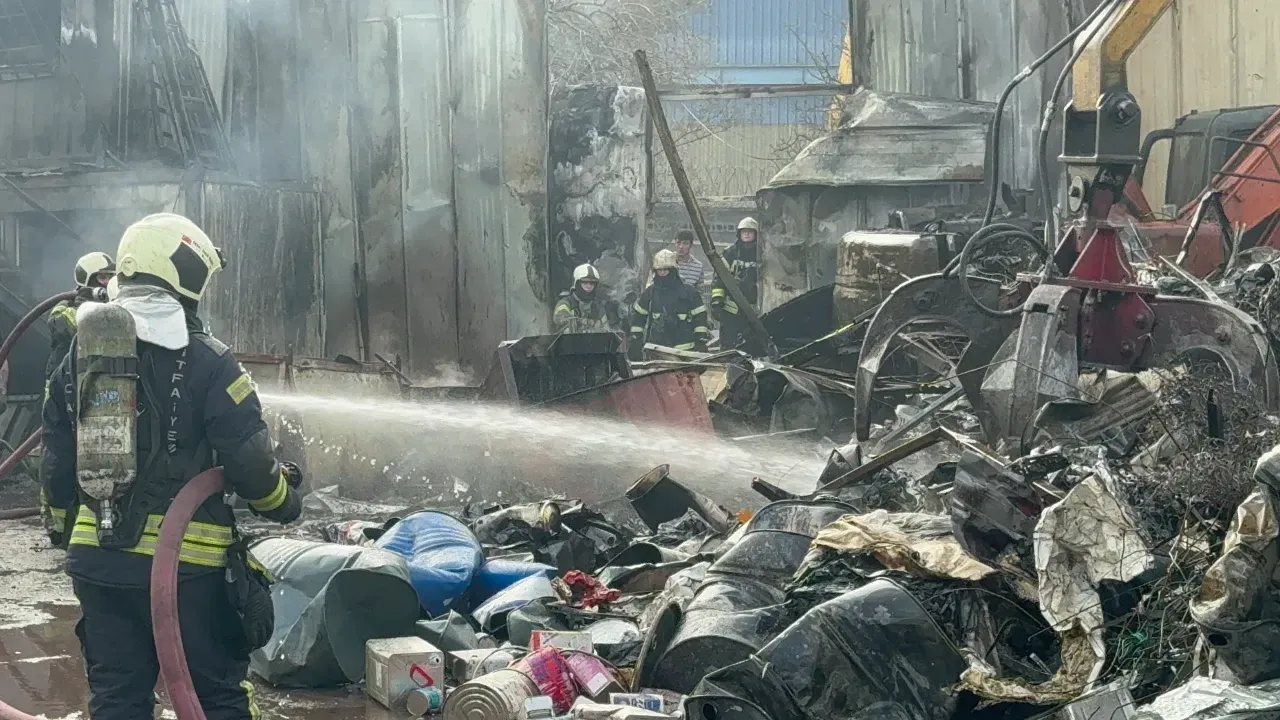 Gebze'de Hurdalık Alanda Yangın: Dumanlar Gökyüzünü Siyahla Boyadı