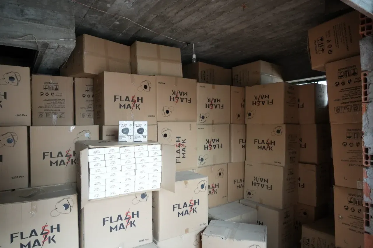 Bir ev dolusu maskeyle baş başa kaldı, 2 yıldır bekliyor