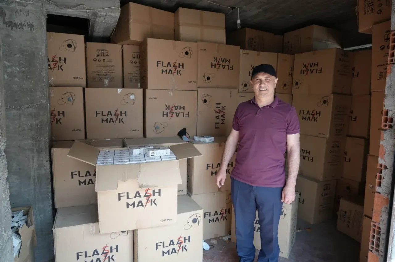 Bir ev dolusu maskeyle baş başa kaldı, 2 yıldır bekliyor