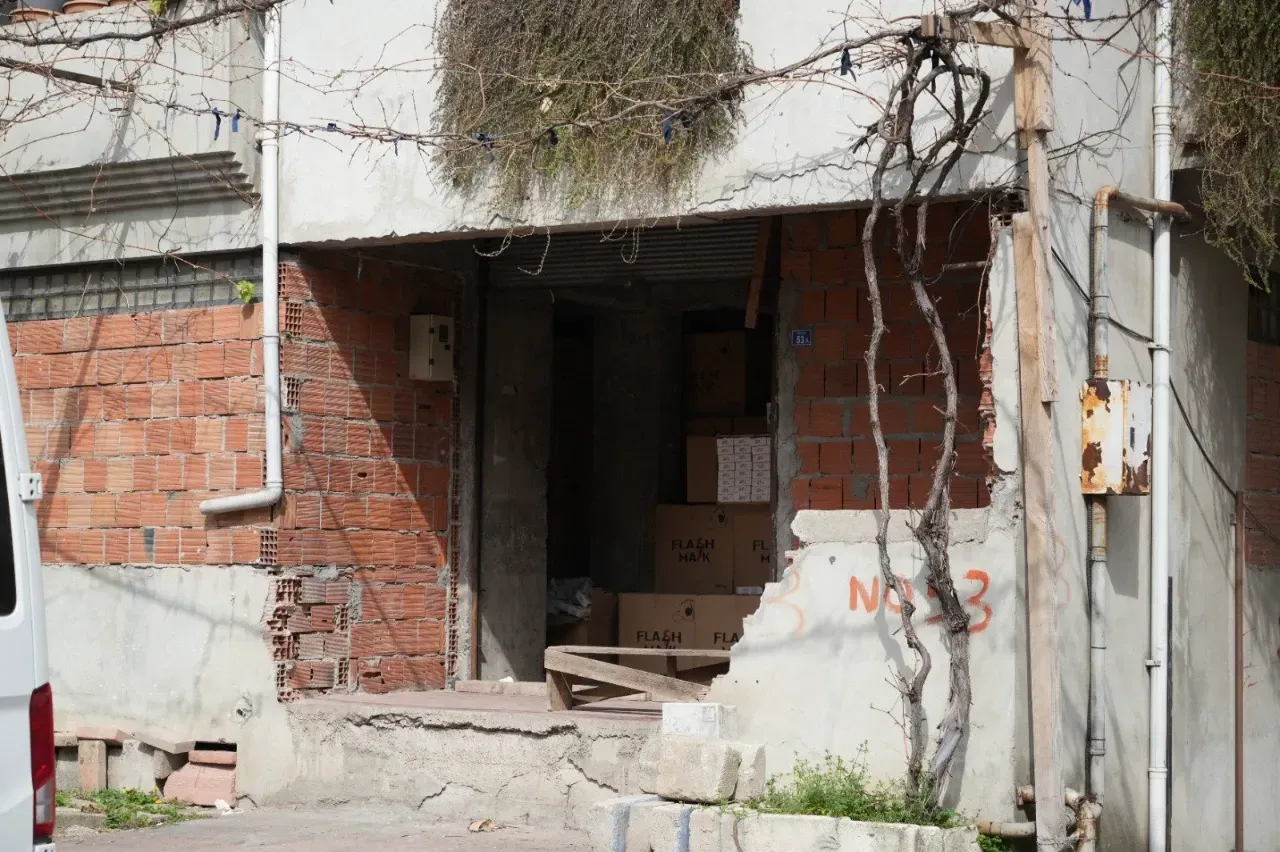 Bir ev dolusu maskeyle baş başa kaldı, 2 yıldır bekliyor