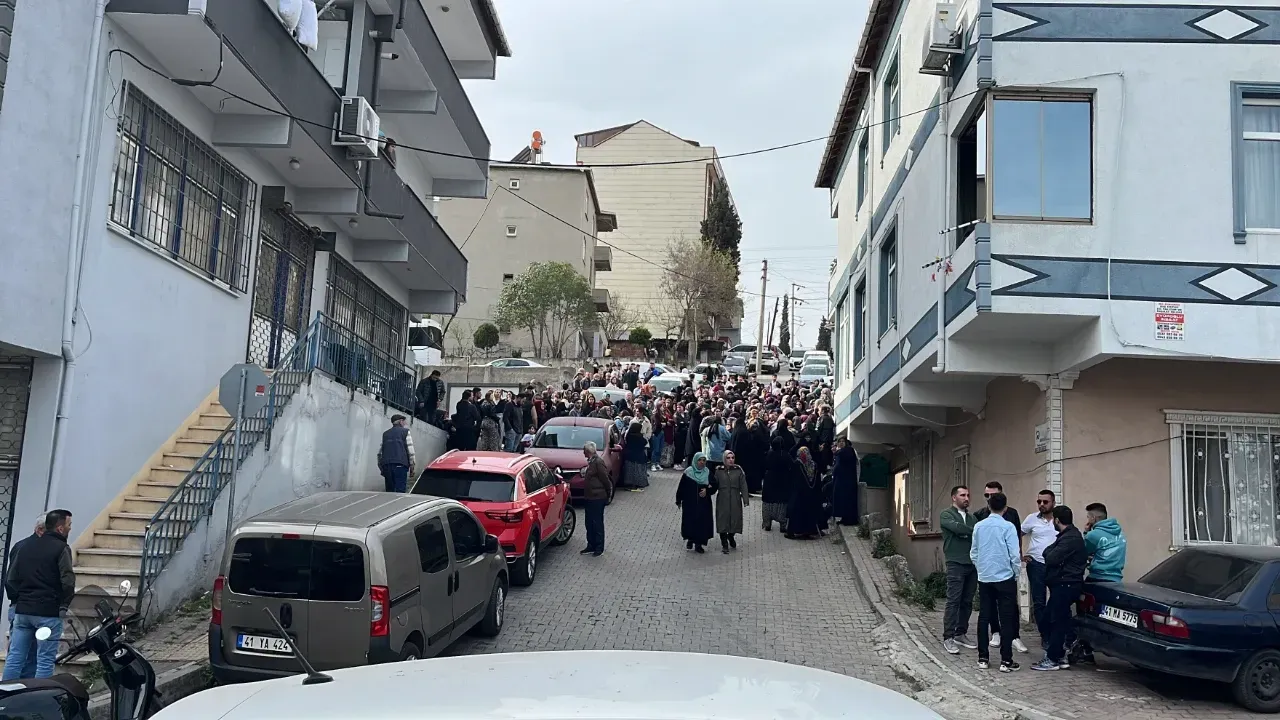 Gebze'de Kanlı Pusu: 26 Yaşındaki Genç Çapraz Ateşte Hayatını Kaybetti