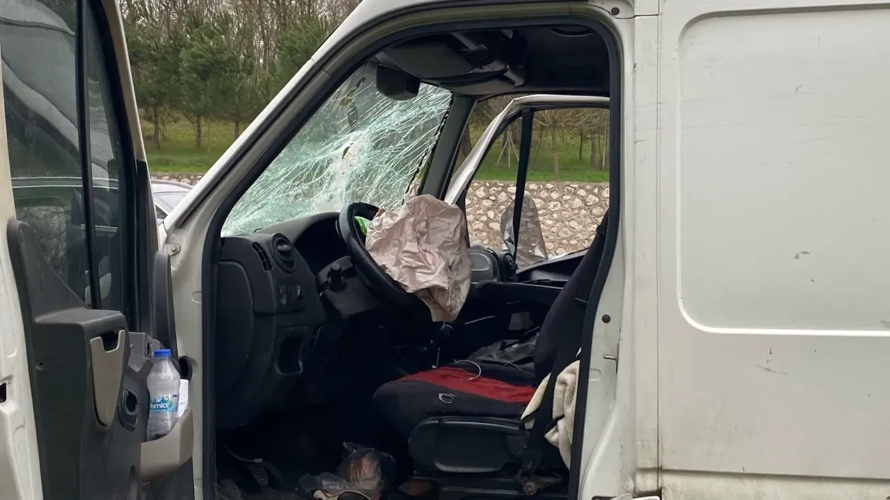 Kartepe'de Panelvan Kamyonete Çarptı: 2 Sürücü Yaralandı