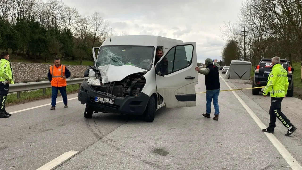 Kartepe'de Panelvan Kamyonete Çarptı: 2 Sürücü Yaralandı