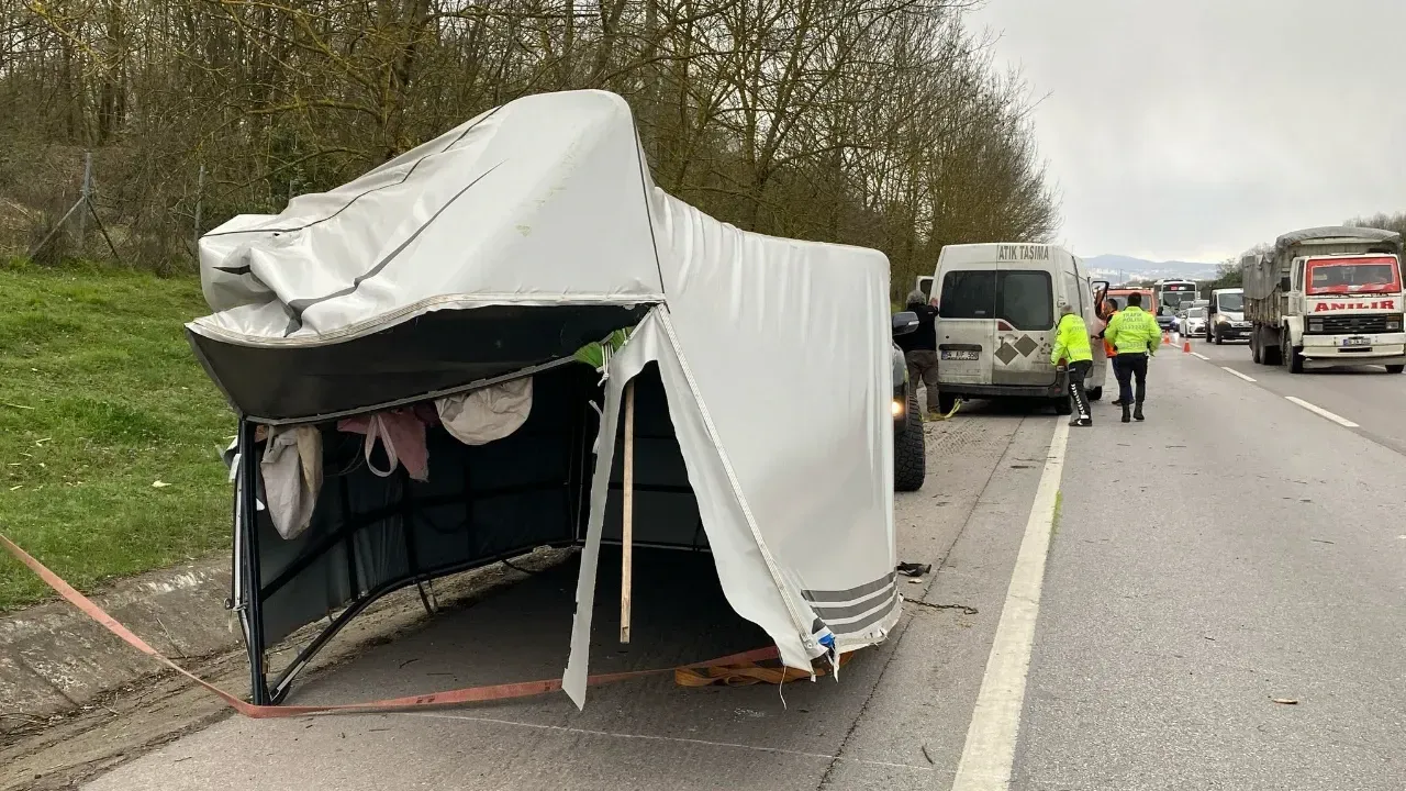 Kartepe'de Panelvan Kamyonete Çarptı: 2 Sürücü Yaralandı