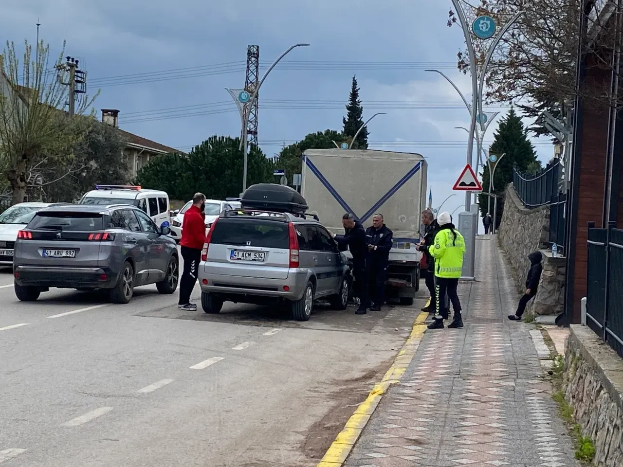 Park halindeki kamyonete çarpan otomobilde bir çocuk yaralandı