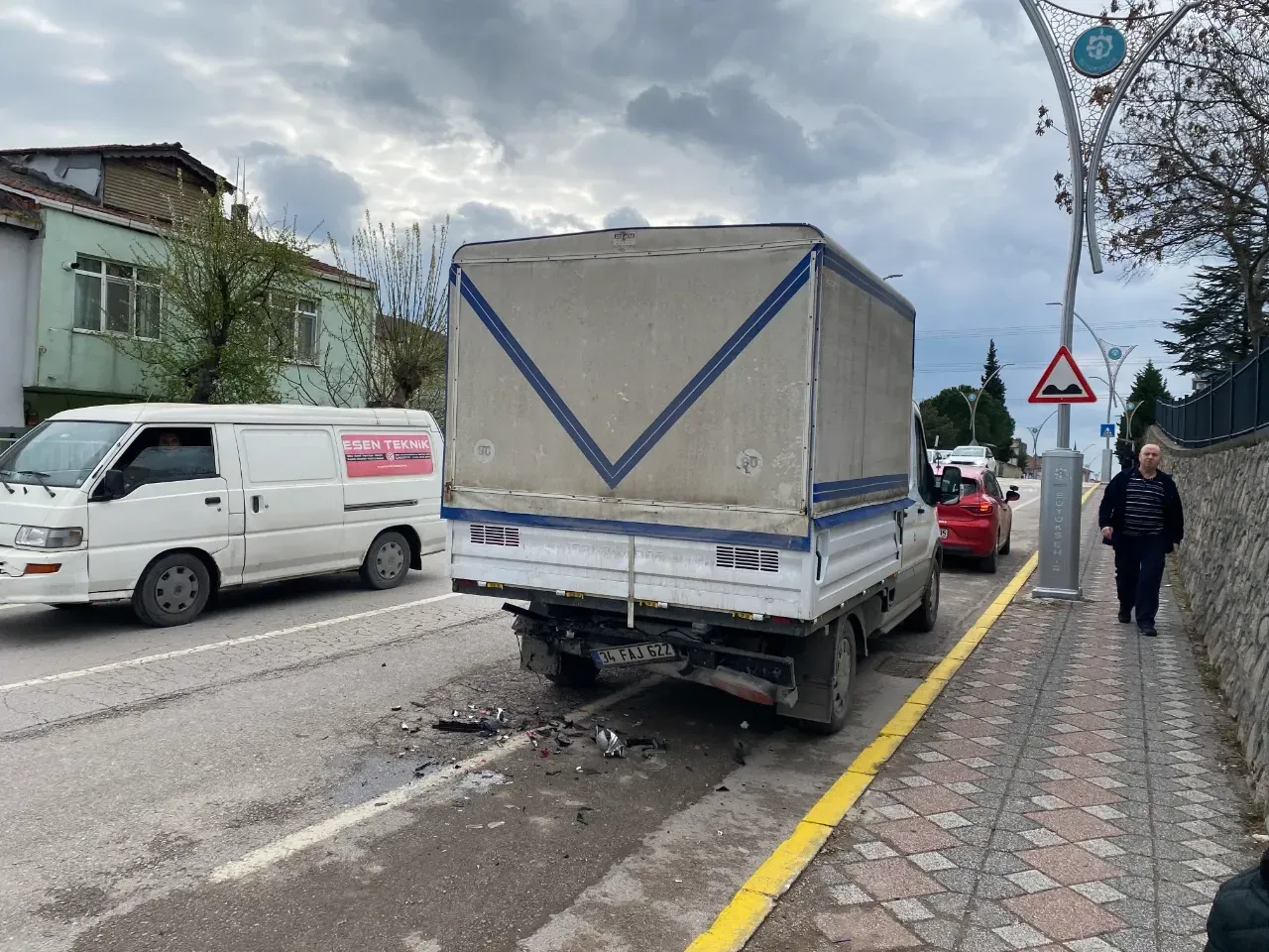Park halindeki kamyonete çarpan otomobilde bir çocuk yaralandı
