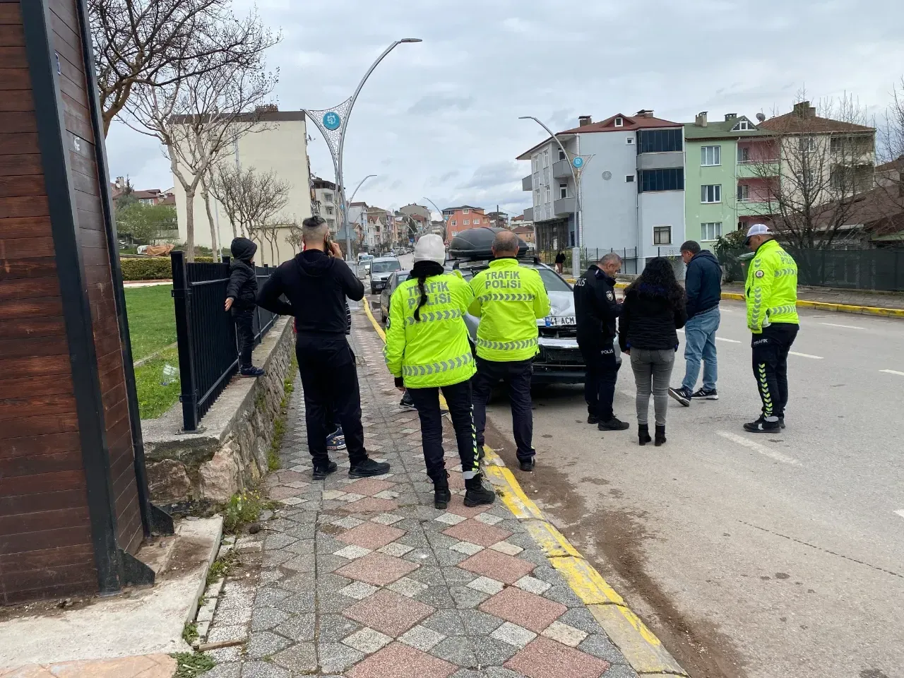 Park halindeki kamyonete çarpan otomobilde bir çocuk yaralandı