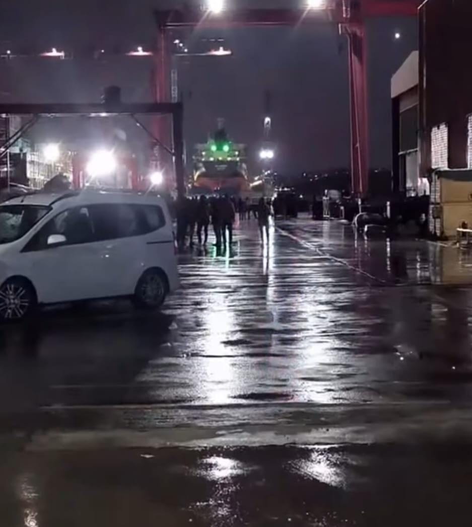 Genç işçi blokların arasında kaldı!