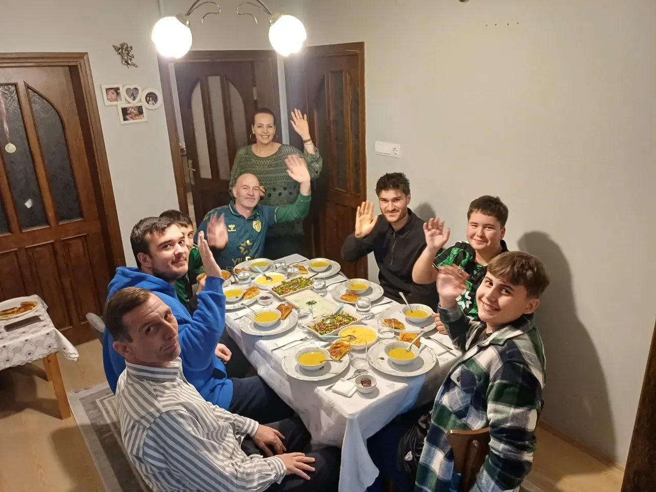 Kocaelisporlu futbolcular, taraftarların evlerinde iftar sofralarına konuk oldu
