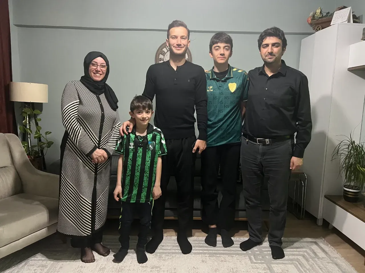 Kocaelisporlu futbolcular, taraftarların evlerinde iftar sofralarına konuk oldu