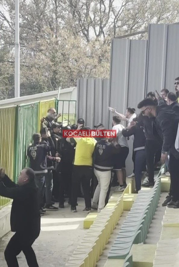 Darıca Gençlerbirliği-Karamürsel Maçında Gerginlik: Futbolculardan Basın Mensuplarına Saldırı!