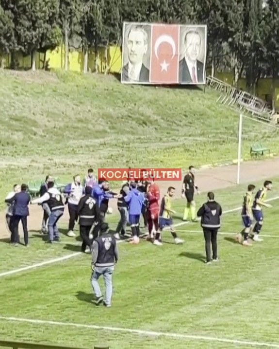 Darıca Gençlerbirliği-Karamürsel Maçında Gerginlik: Futbolculardan Basın Mensuplarına Saldırı!