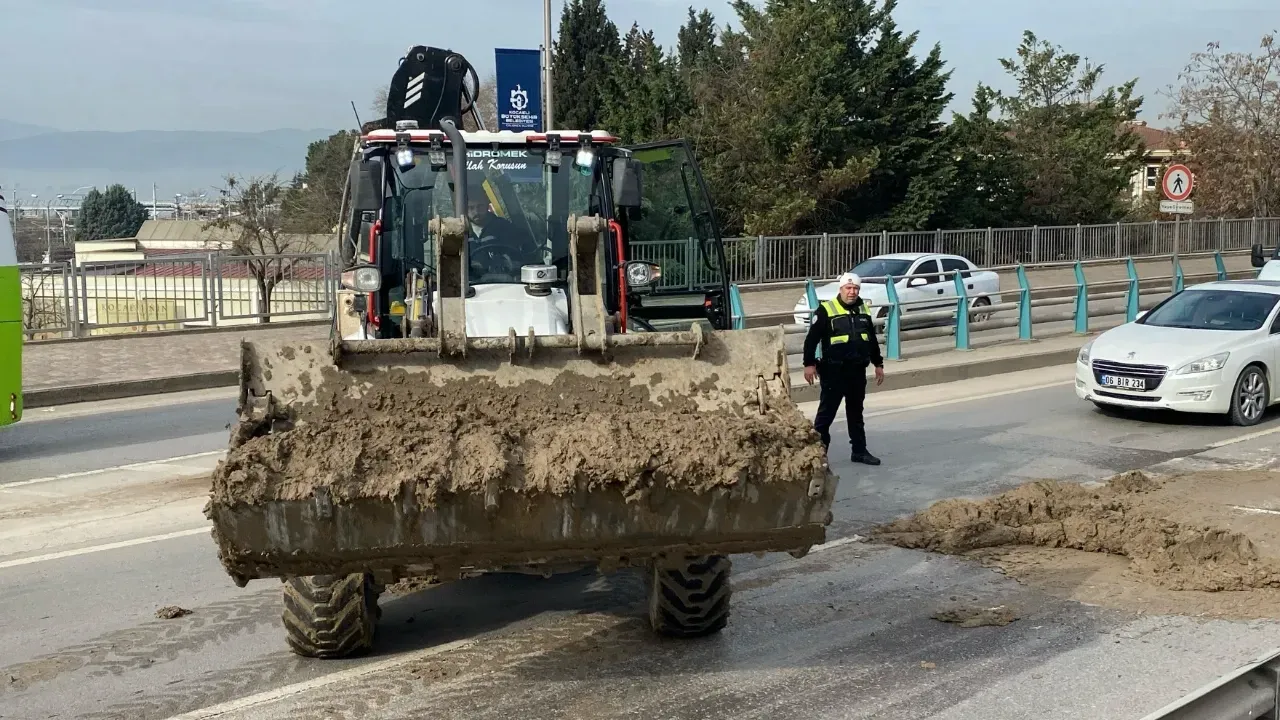Kamyondan çamur döküldü, trafik altüst oldu