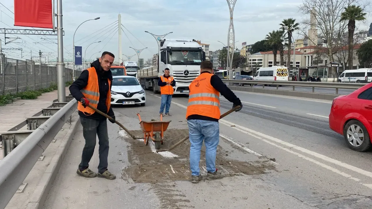 Kamyondan çamur döküldü, trafik altüst oldu