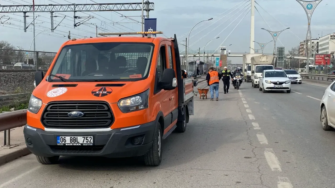 Kamyondan çamur döküldü, trafik altüst oldu