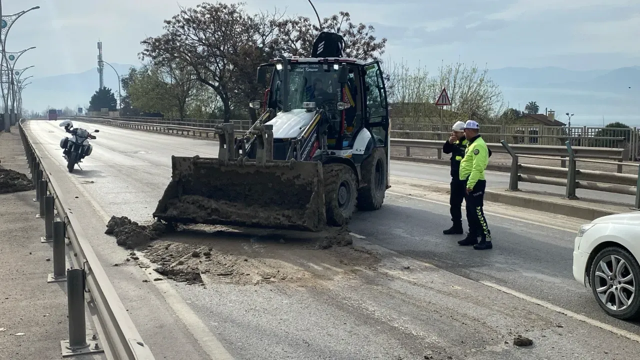 Kamyondan çamur döküldü, trafik altüst oldu