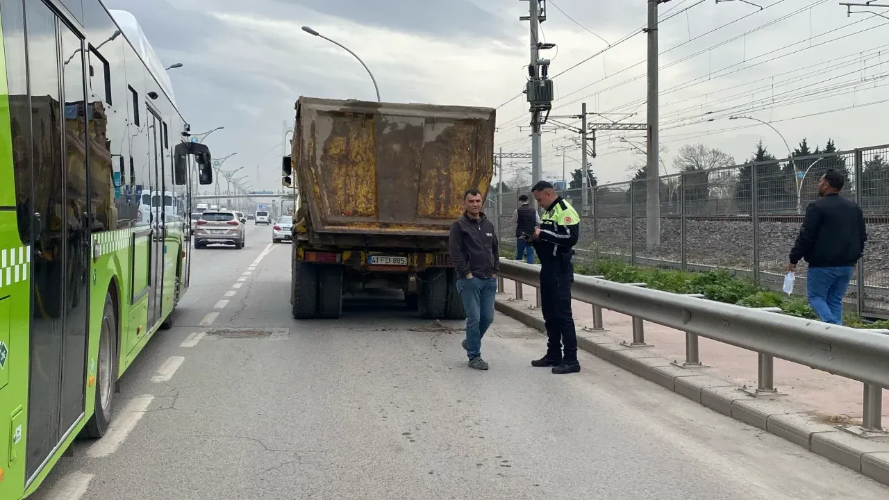 Kamyondan çamur döküldü, trafik altüst oldu