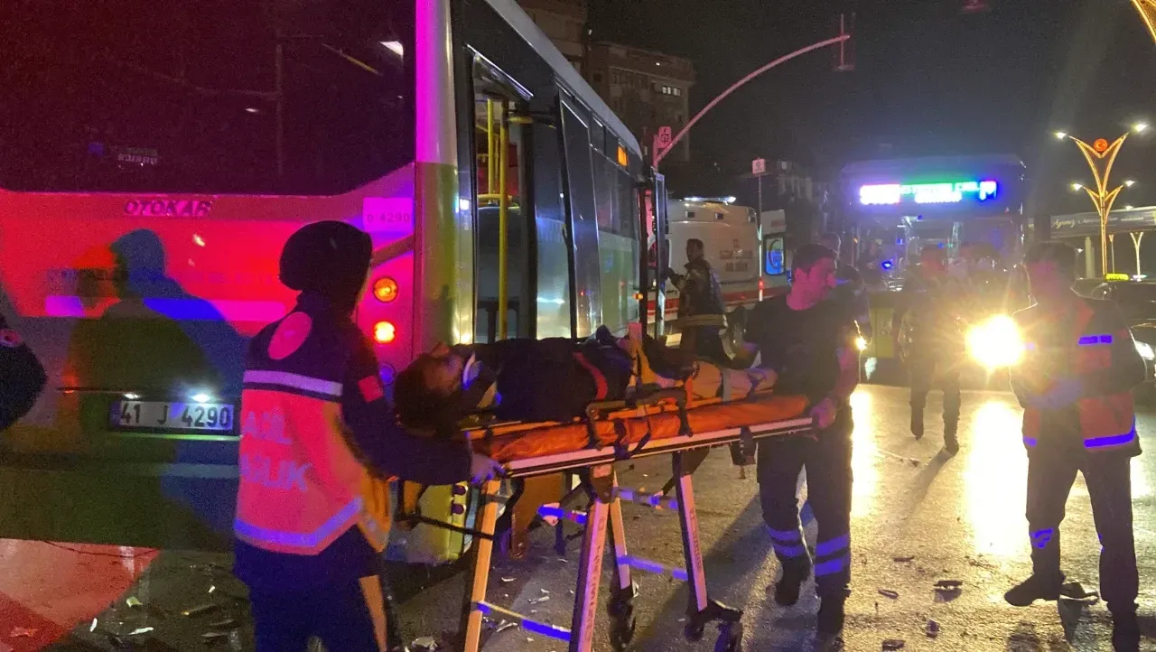 Gebze’de Otomobil Halk Otobüsüne Çarptı: 3 Yaralı
