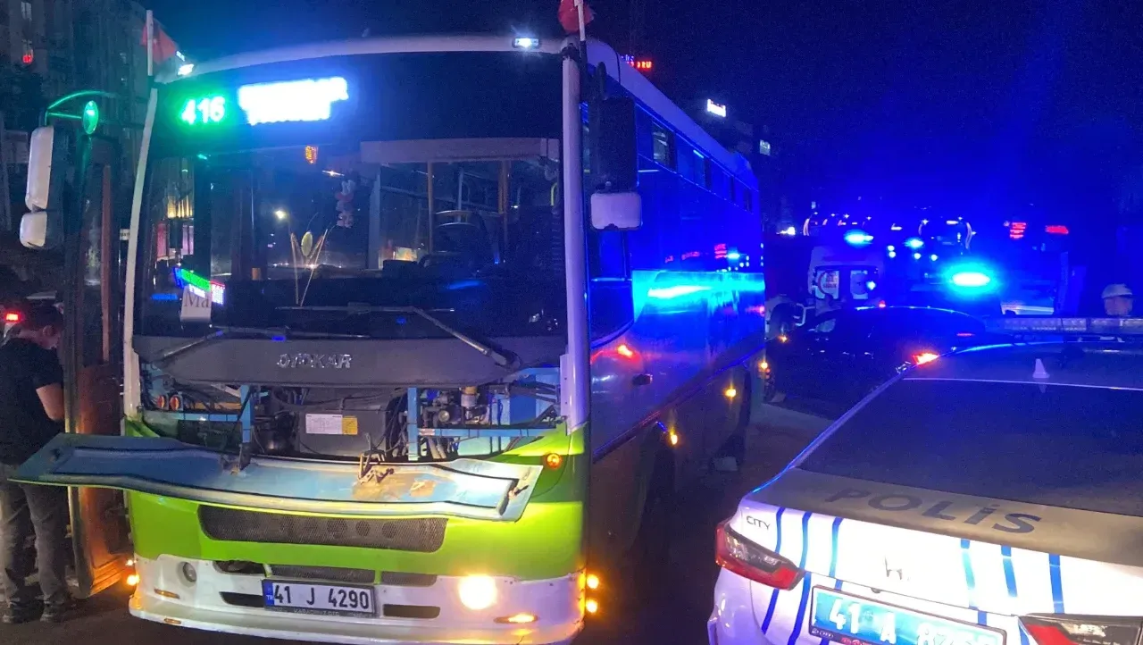 Gebze’de Otomobil Halk Otobüsüne Çarptı: 3 Yaralı
