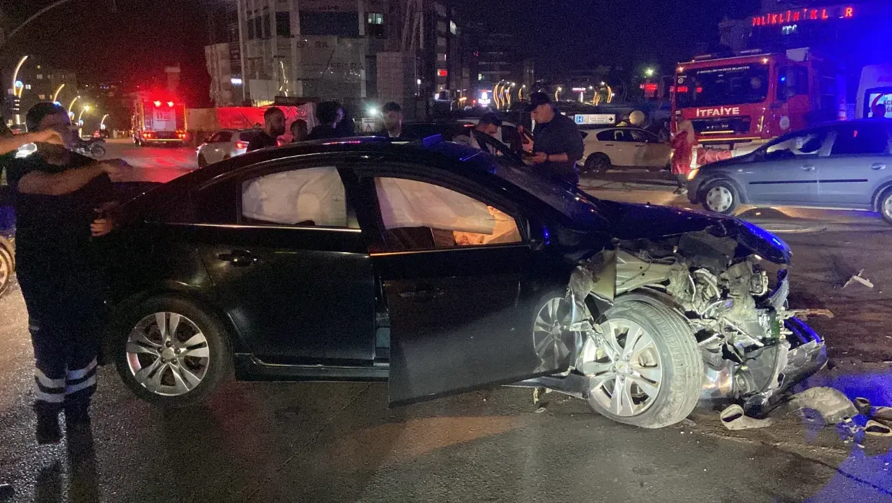 Gebze’de Otomobil Halk Otobüsüne Çarptı: 3 Yaralı
