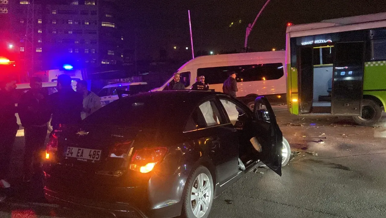 Gebze’de Otomobil Halk Otobüsüne Çarptı: 3 Yaralı