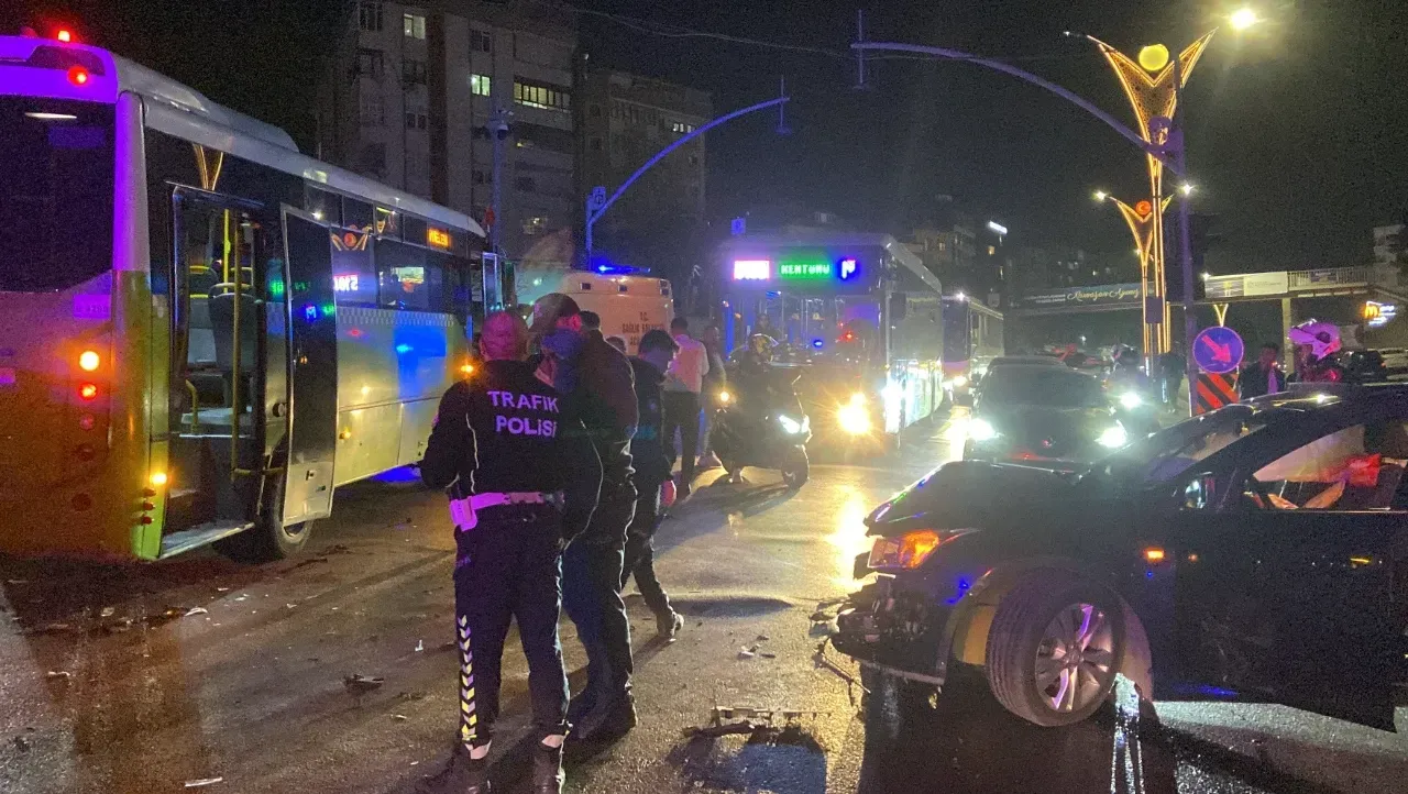 Gebze’de Otomobil Halk Otobüsüne Çarptı: 3 Yaralı