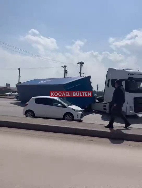 Seyir halindeki tırın dorsesi devrildi, trafik felç oldu