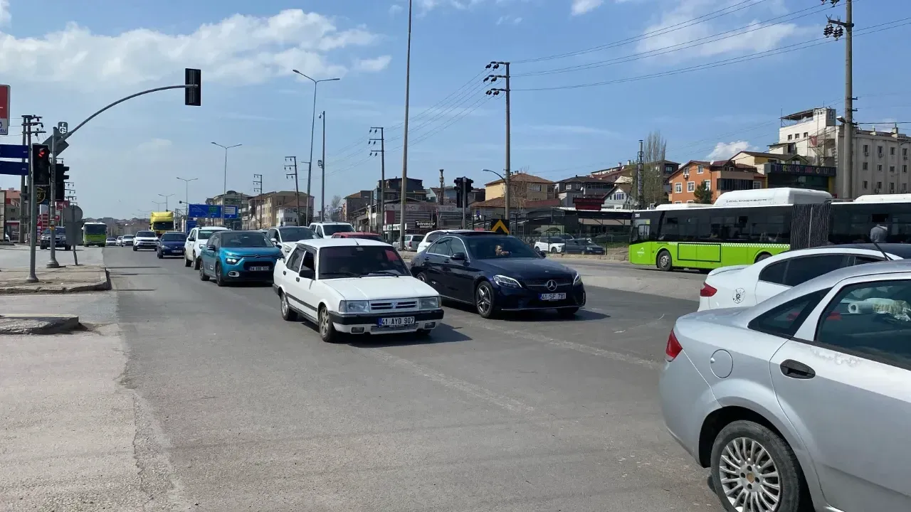 Seyir halindeki tırın dorsesi devrildi, trafik felç oldu