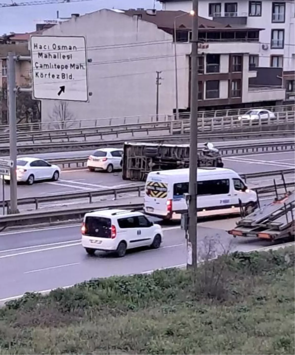 Körfez’de Hurda Yüklü Kamyonet Devrildi, D-100 Kilitlendi