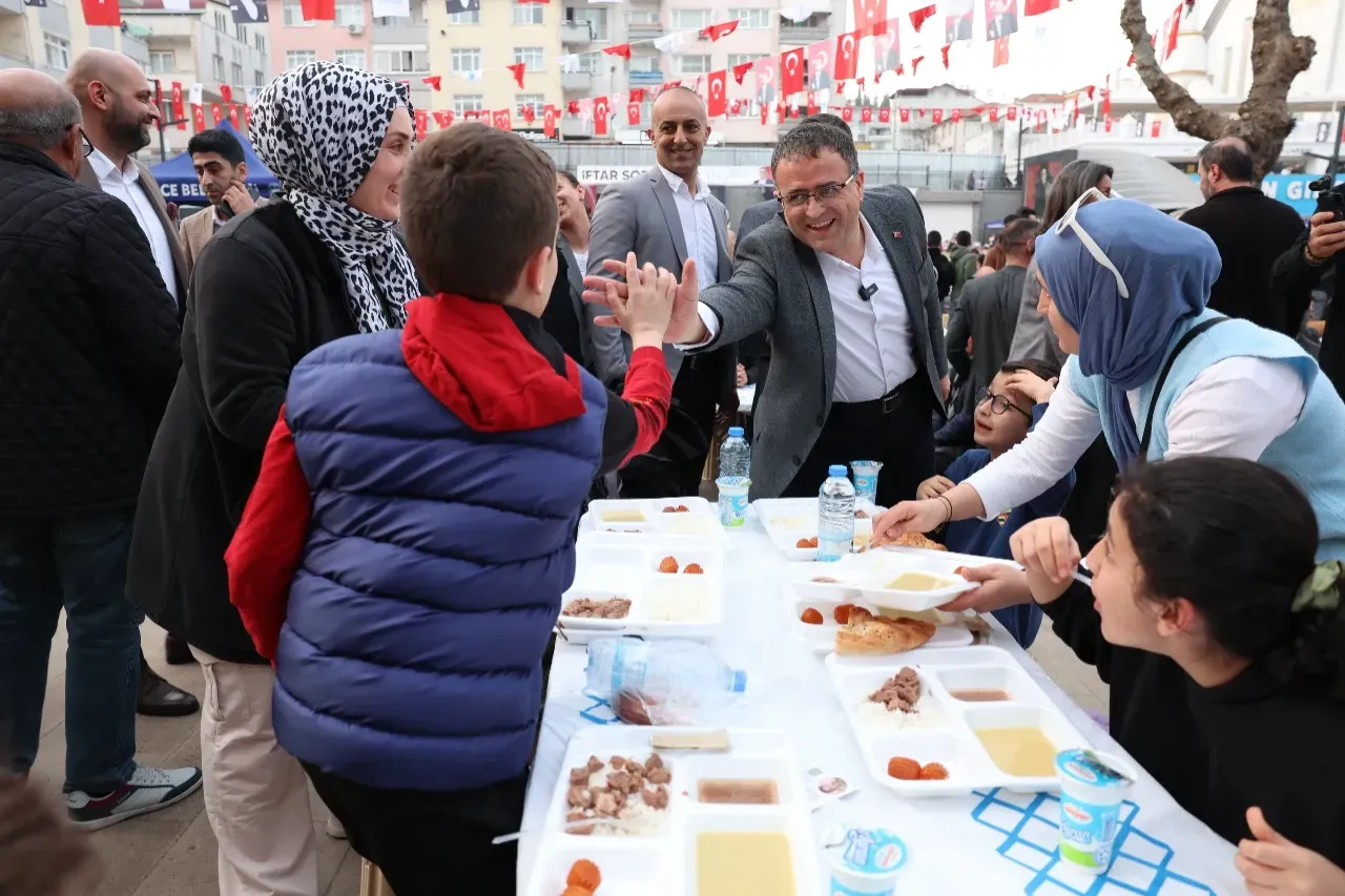Derince iftarı meydana sığmadı