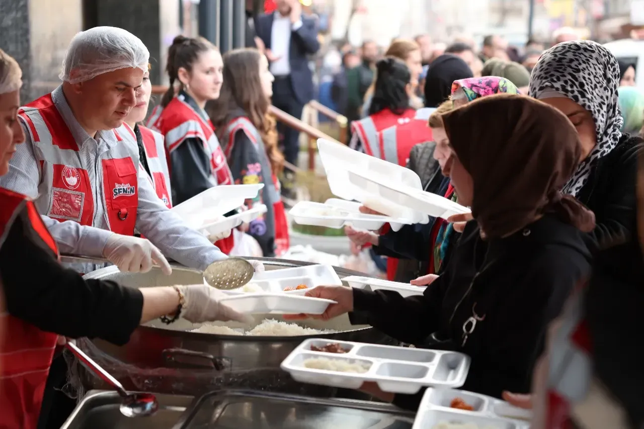 Derince iftarı meydana sığmadı
