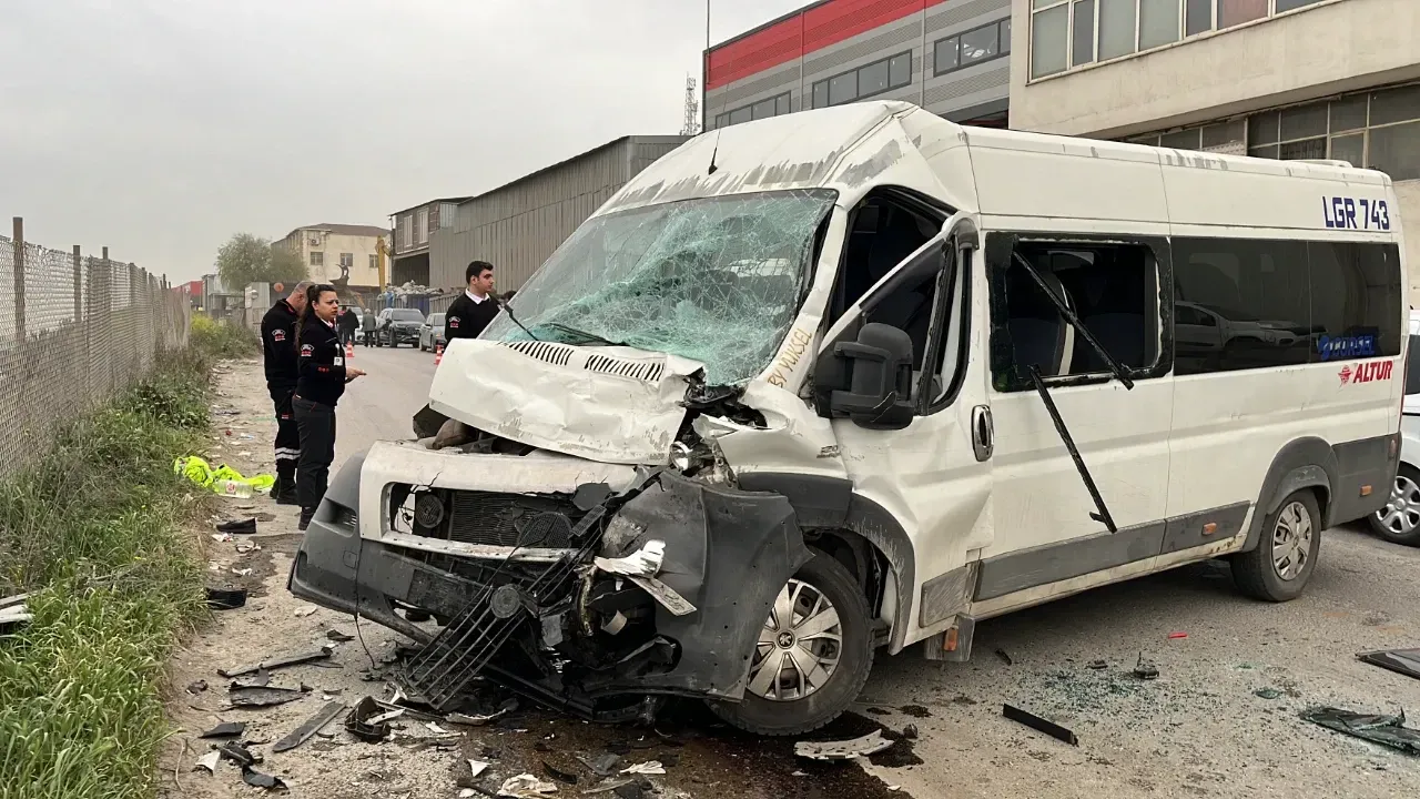 Gebze’de TIR ile İşçi Servisi Çarpıştı: 8 Yaralı