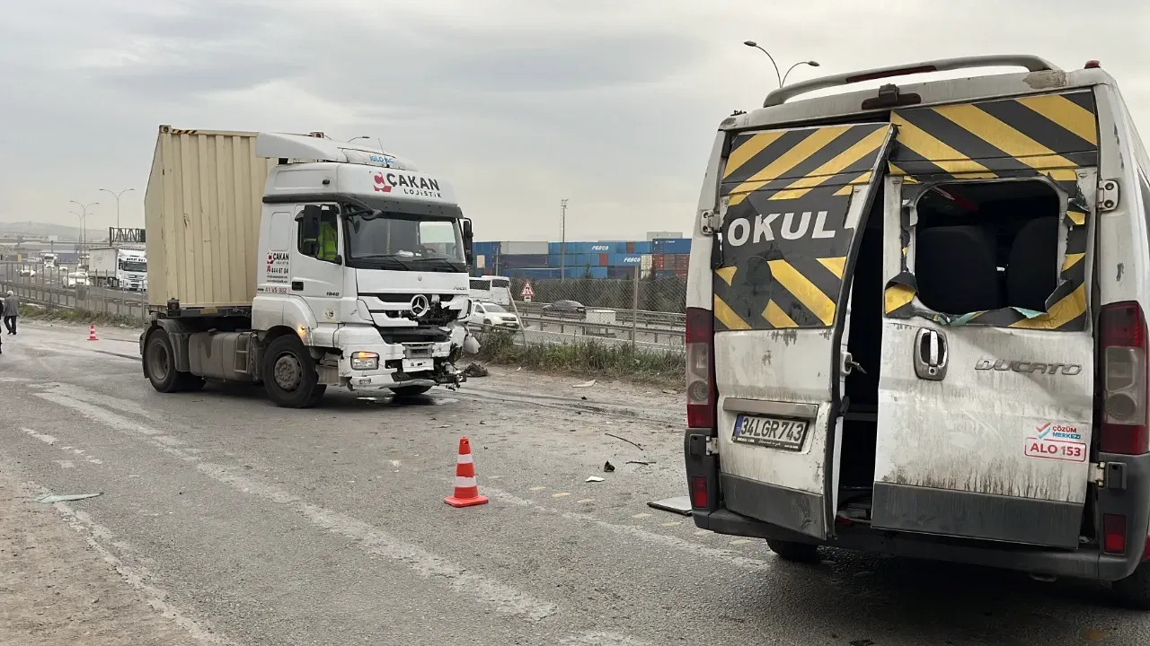 Gebze’de TIR ile İşçi Servisi Çarpıştı: 8 Yaralı