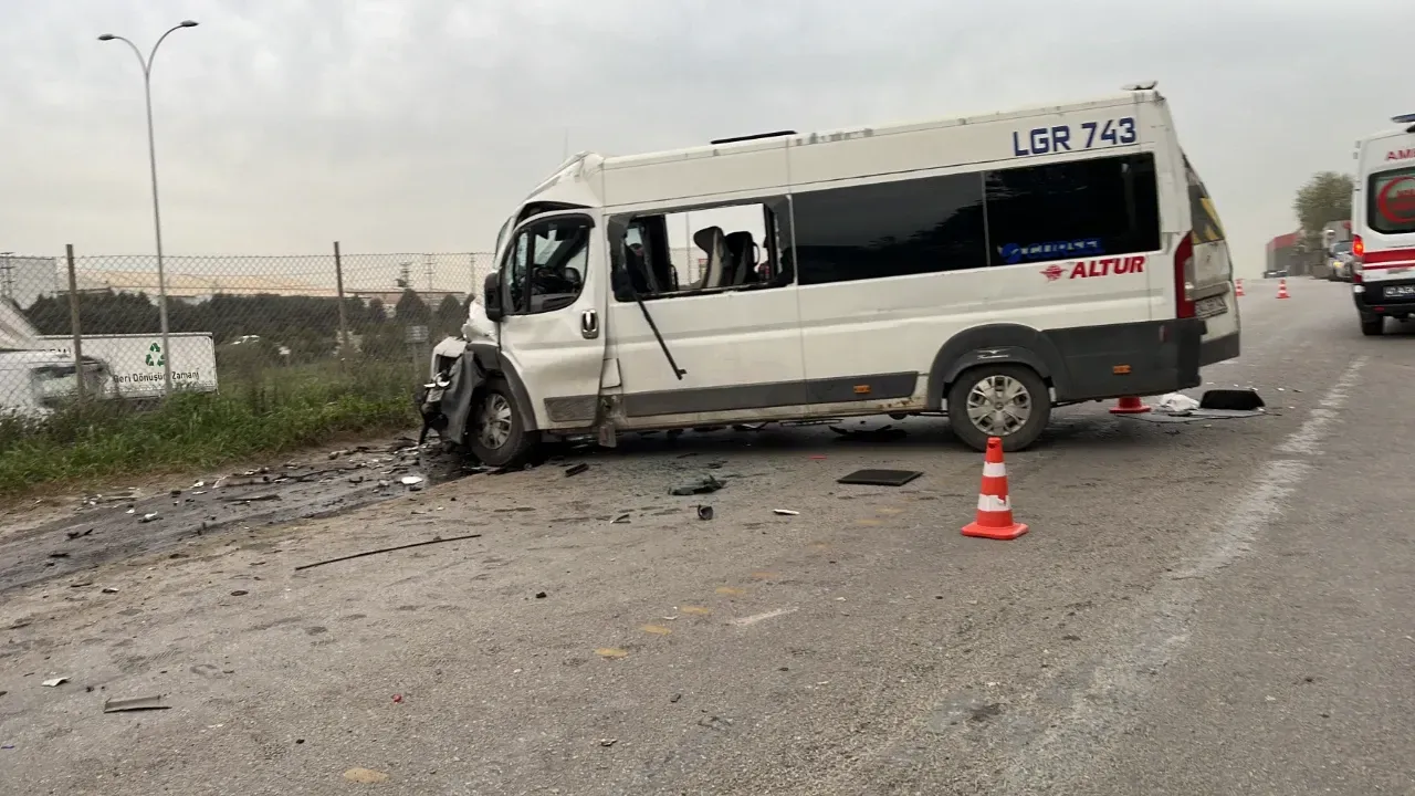 Gebze’de TIR ile İşçi Servisi Çarpıştı: 8 Yaralı