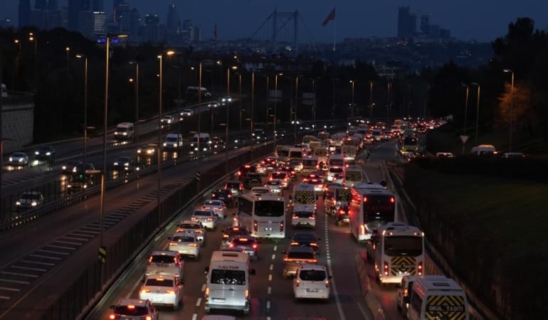istanbul-trafik-aa-2342603.jpg