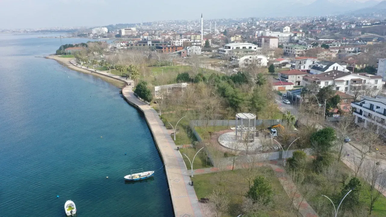 Başiskele Sahili’ne Kitap Kafe