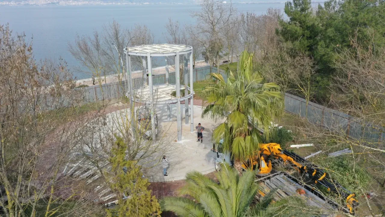 Başiskele Sahili’ne Kitap Kafe